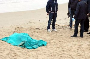 cadavere montemarciano morto spiaggia