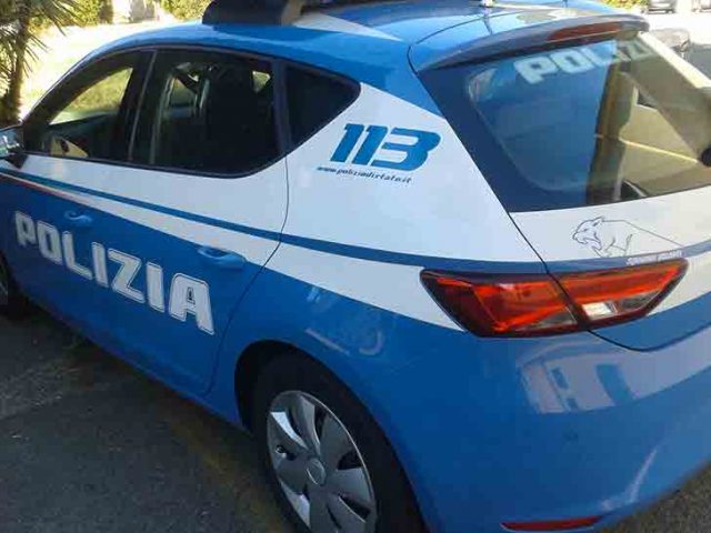 Ancona, la polizia aiuta una donna a recuperare i propri beni in casa