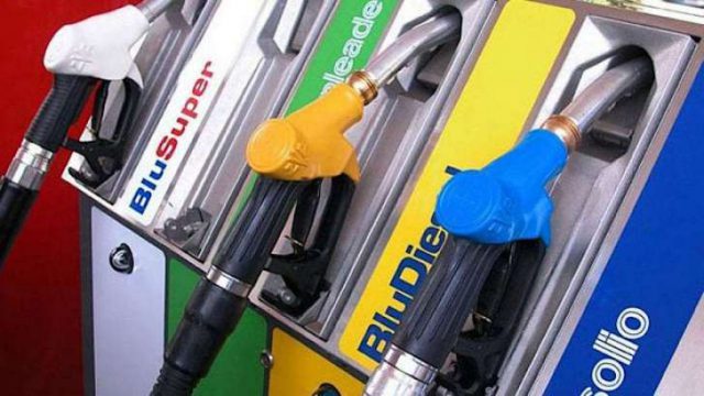 Benzina in aumento, in autostrada al self 2,015 euro
