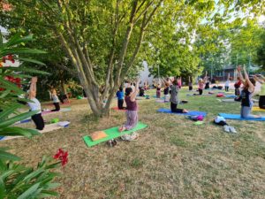 A lezione di yoga nel parco