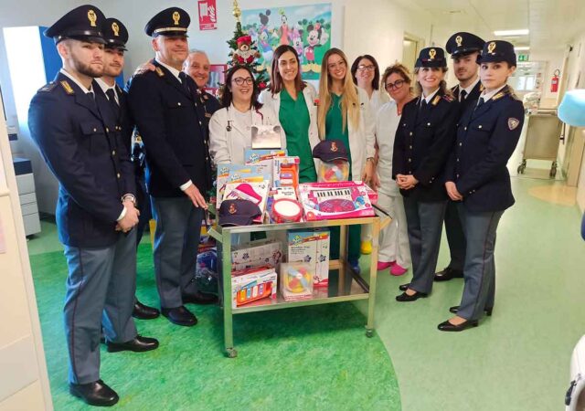 Il Natale della Polizia in Pediatria: i regali ai bimbi ricoverati